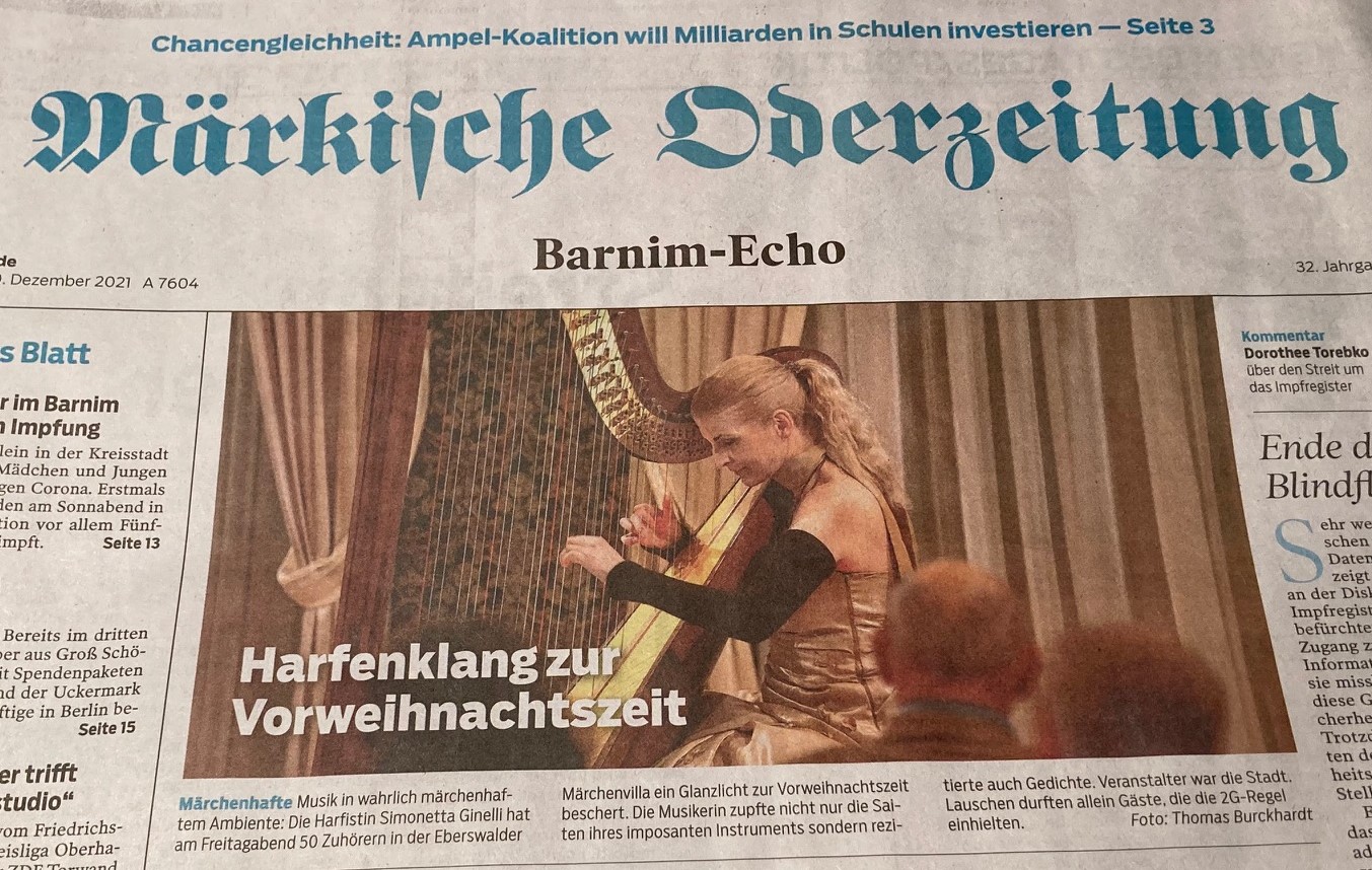 Harfenistin Simonetta, Harfe aus Berlin wünsche mit ihrer Musik frohe Weihnachten